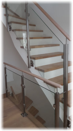 Treppen Geländer mit Glas und Holz Handlauf